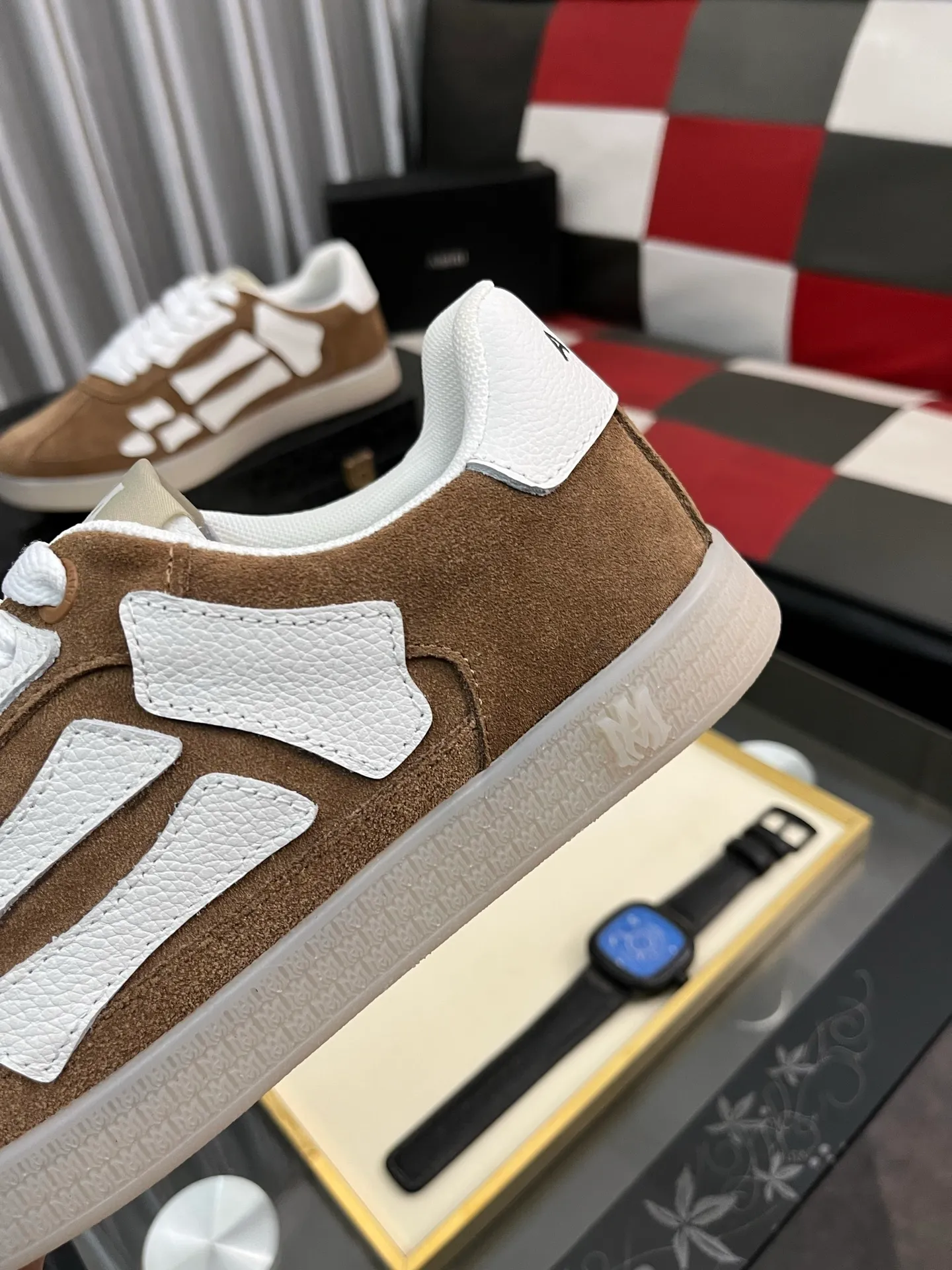 Men's shoes 💰420⌚️⌚️《AMIR*》New men's low-top casual sports sneakers bone shoes, another pair of irresistible bone shoes. Bone shoes are one of AMIRI's most popular items. They use first-layer cowhide uppers. The side bones are made of two cowhide laminations. They have a three-dimensional feel. The leather incisions are all oil-edged. Contrasting color design. Simple style. Fashionable sports. Customized metal LOGO nameplate to embellish shoelaces. Exclusive control of top version. Supports comparison. Breathable mesh lining Original rubber outsole A must-have item for daily leisure Suitable for various occasions Check it out if you are looking for high quality Super cool uppers Size: 38-445️⃣ Colors available